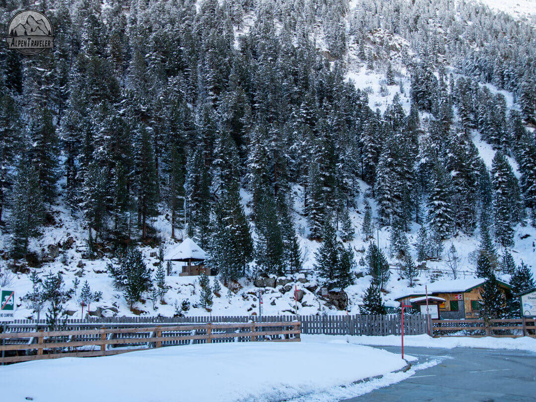 Blick vom Parkplatz auf die Jausenstation Alpenkiosk Zamsgatterl im Winter